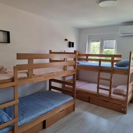 Bgd Downtown Hostal Belgrado